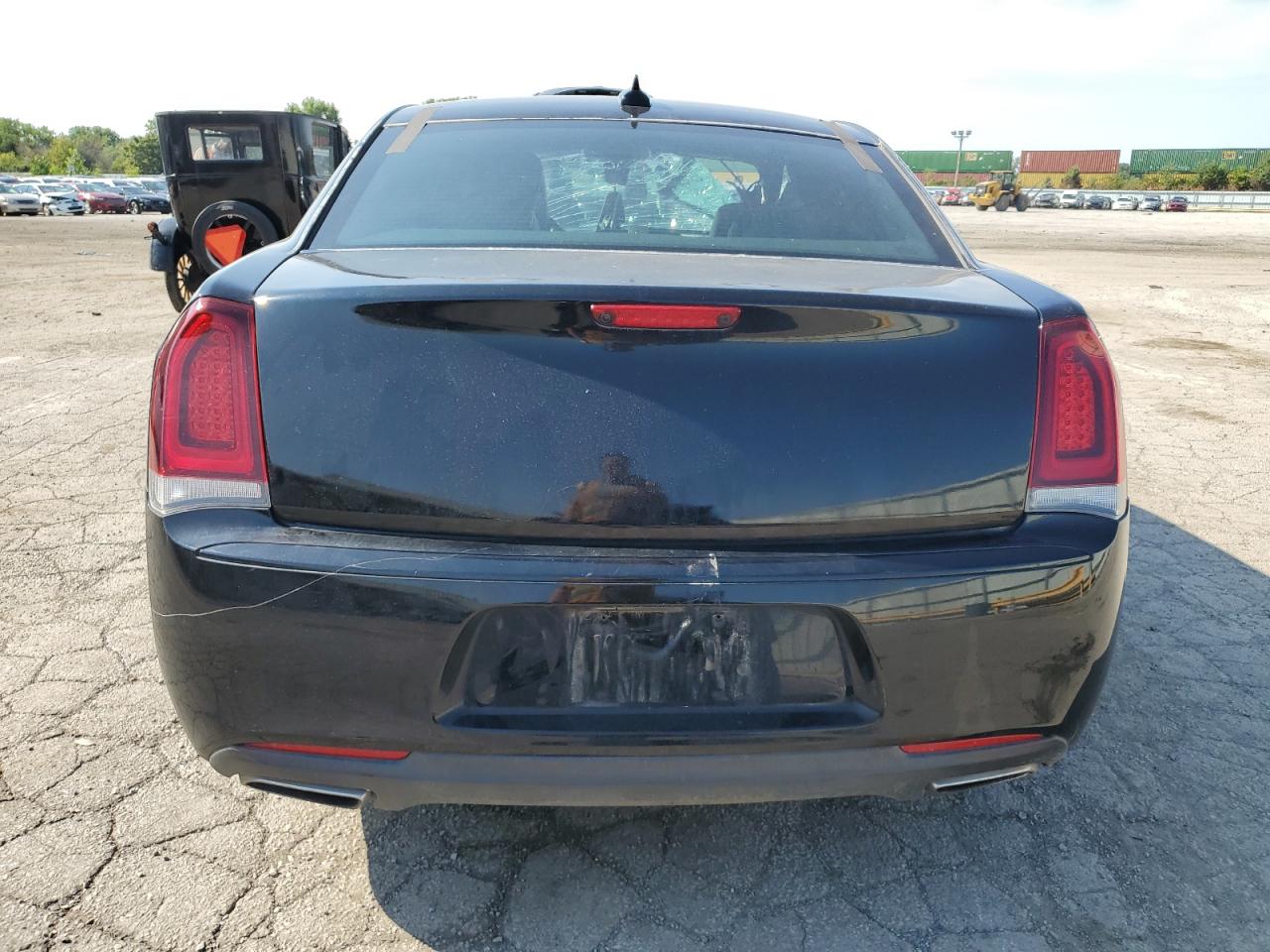 2C3CCABG2KH618136 2019 Chrysler 300 S