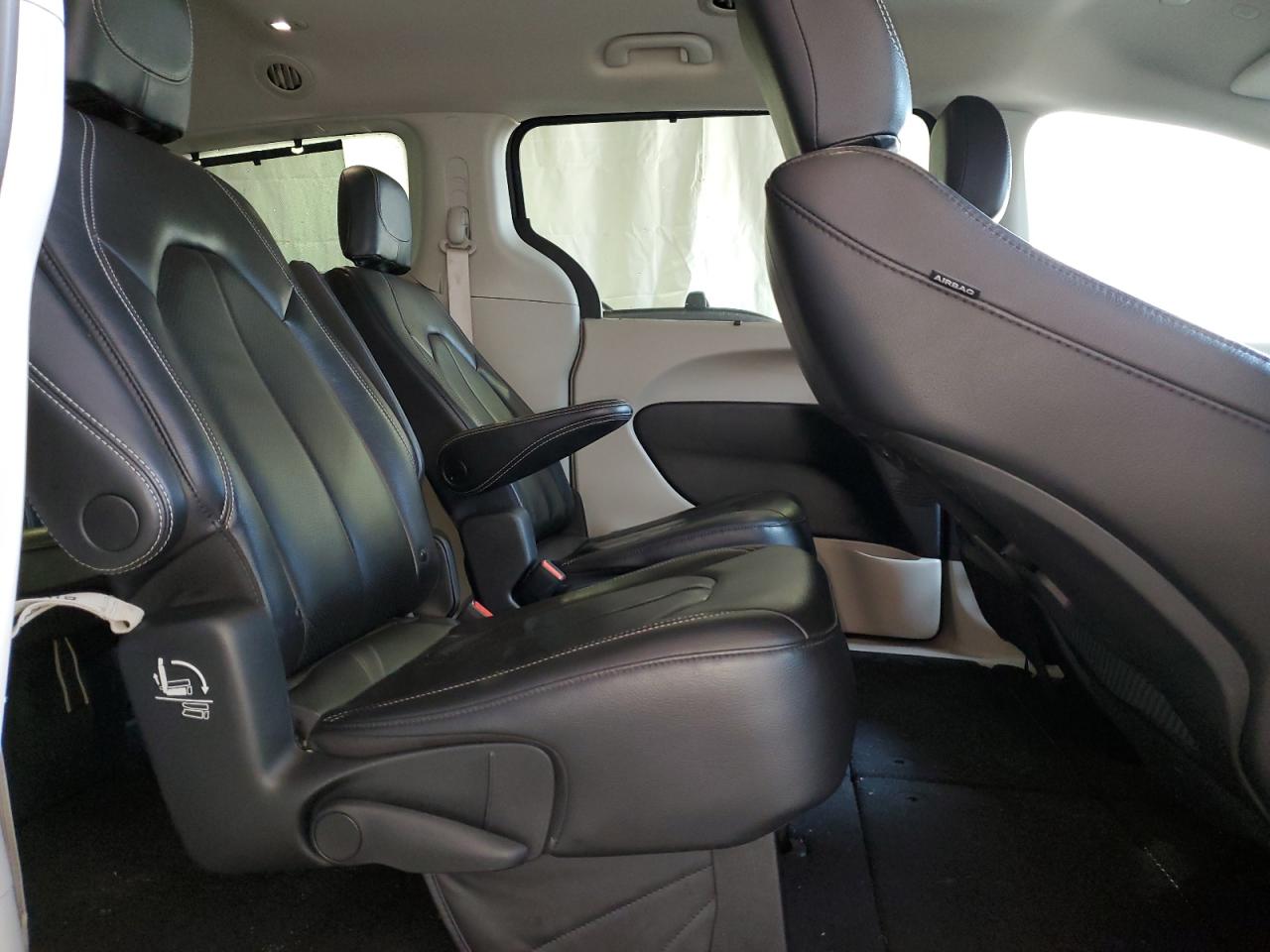 2022 Chrysler Pacifica - Image 11