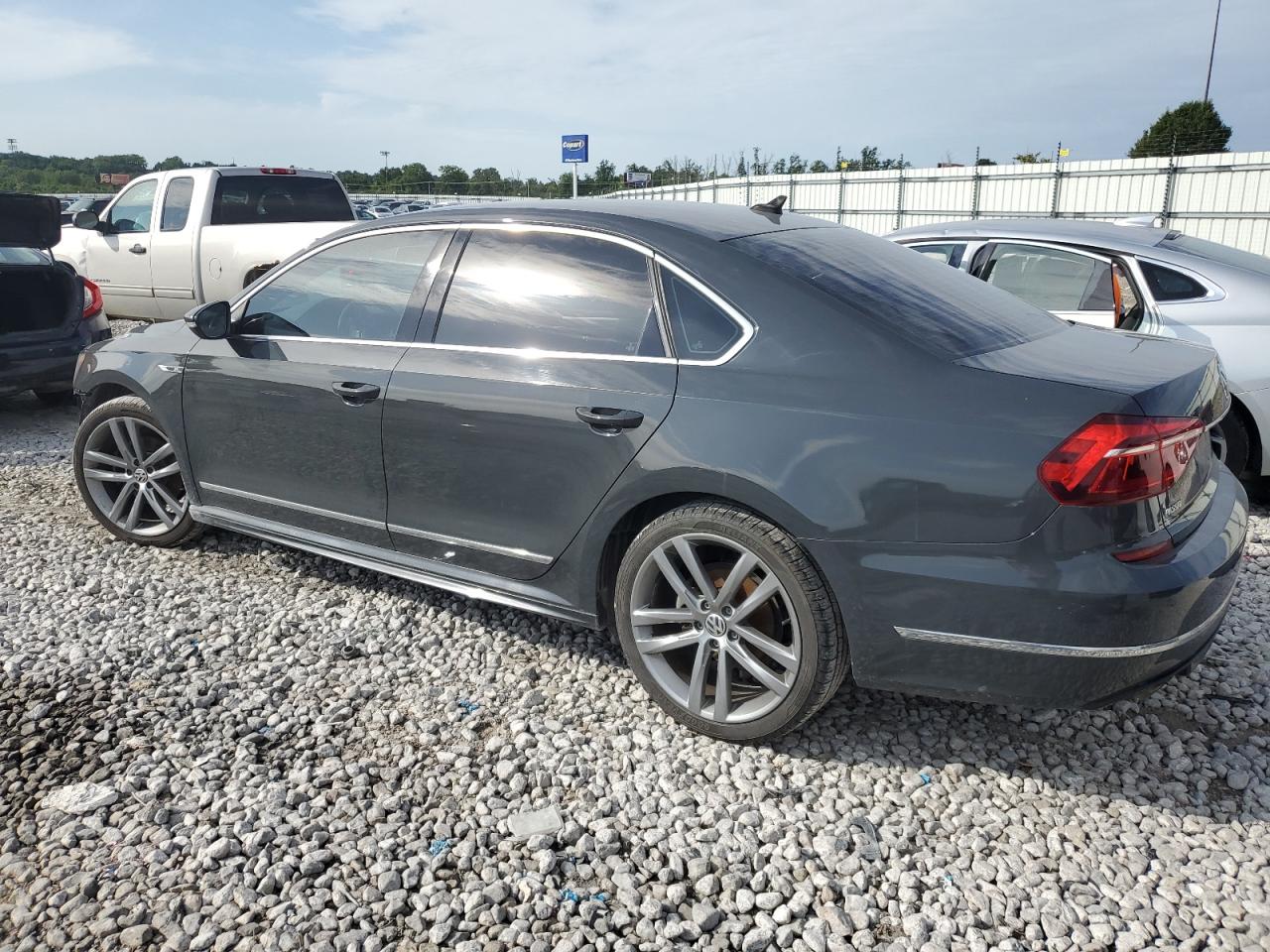 1VWDT7A30HC030777 2017 VOLKSWAGEN PASSAT - Image 2