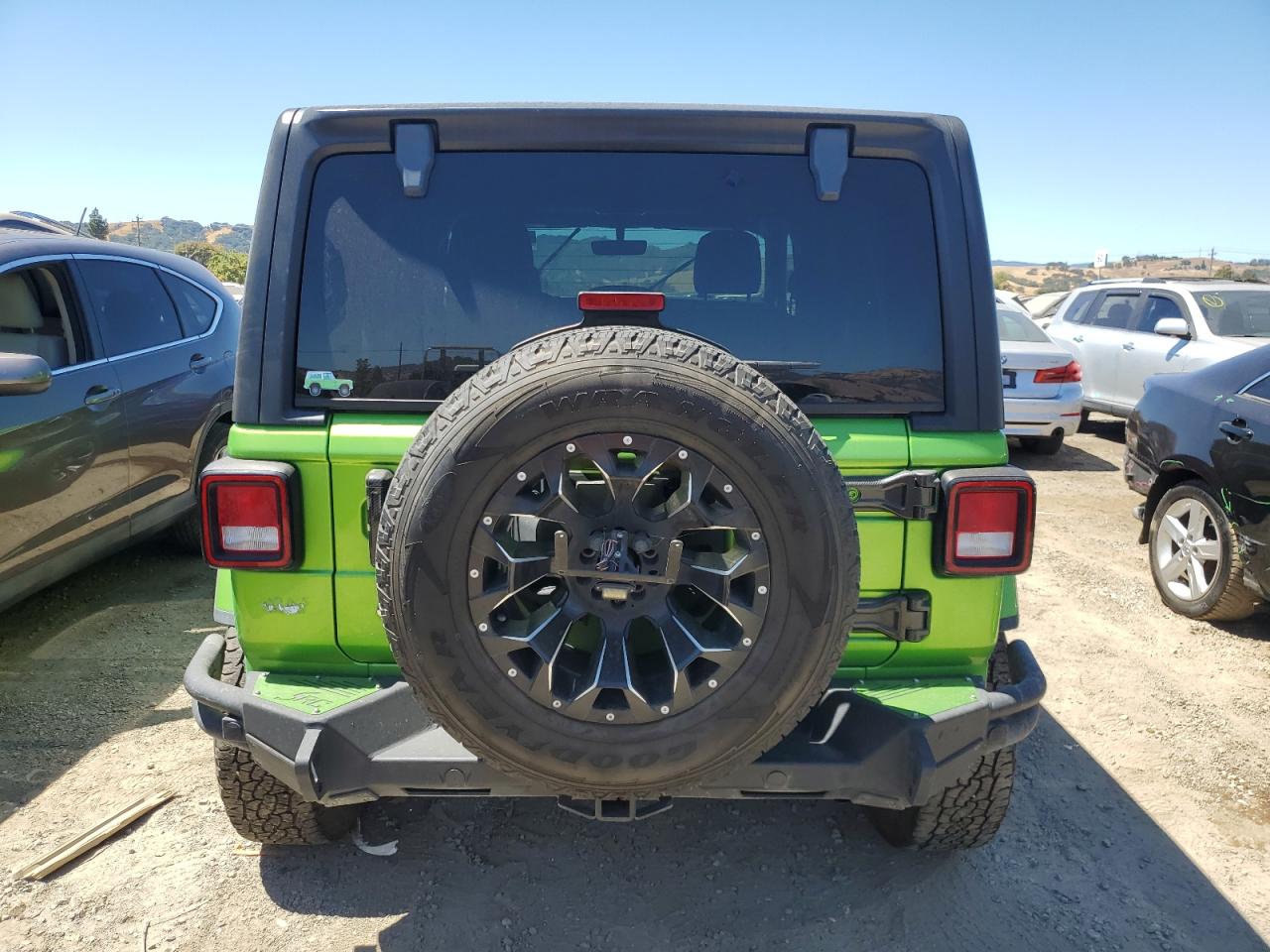 1C4HJXEN6JW265839 2018 Jeep Wrangler Unlimited Sahara