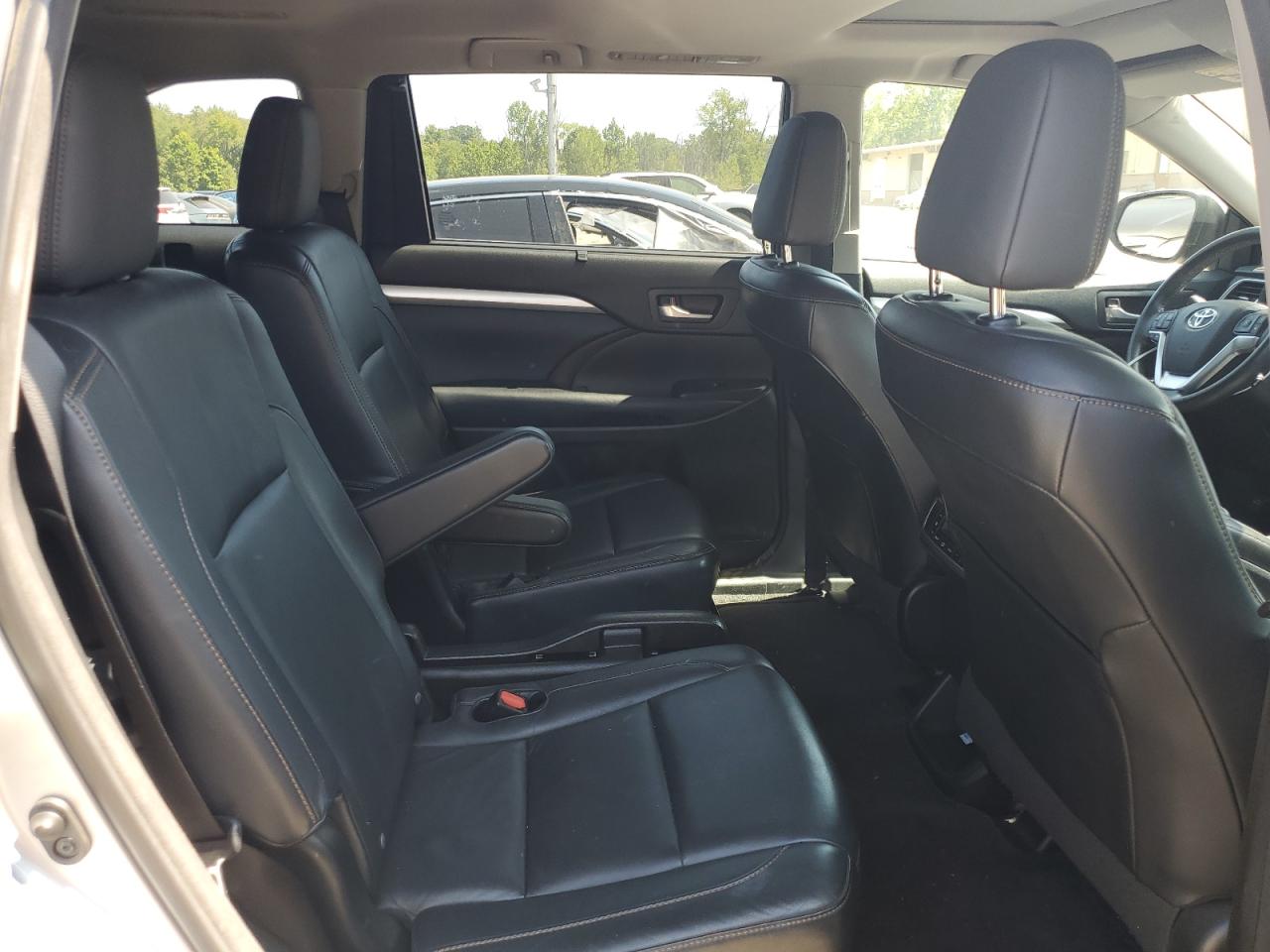 2015 Toyota Highlander - Image 11