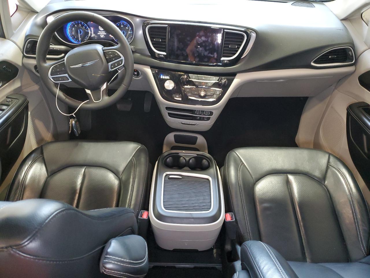 2022 Chrysler Pacifica - Image 8