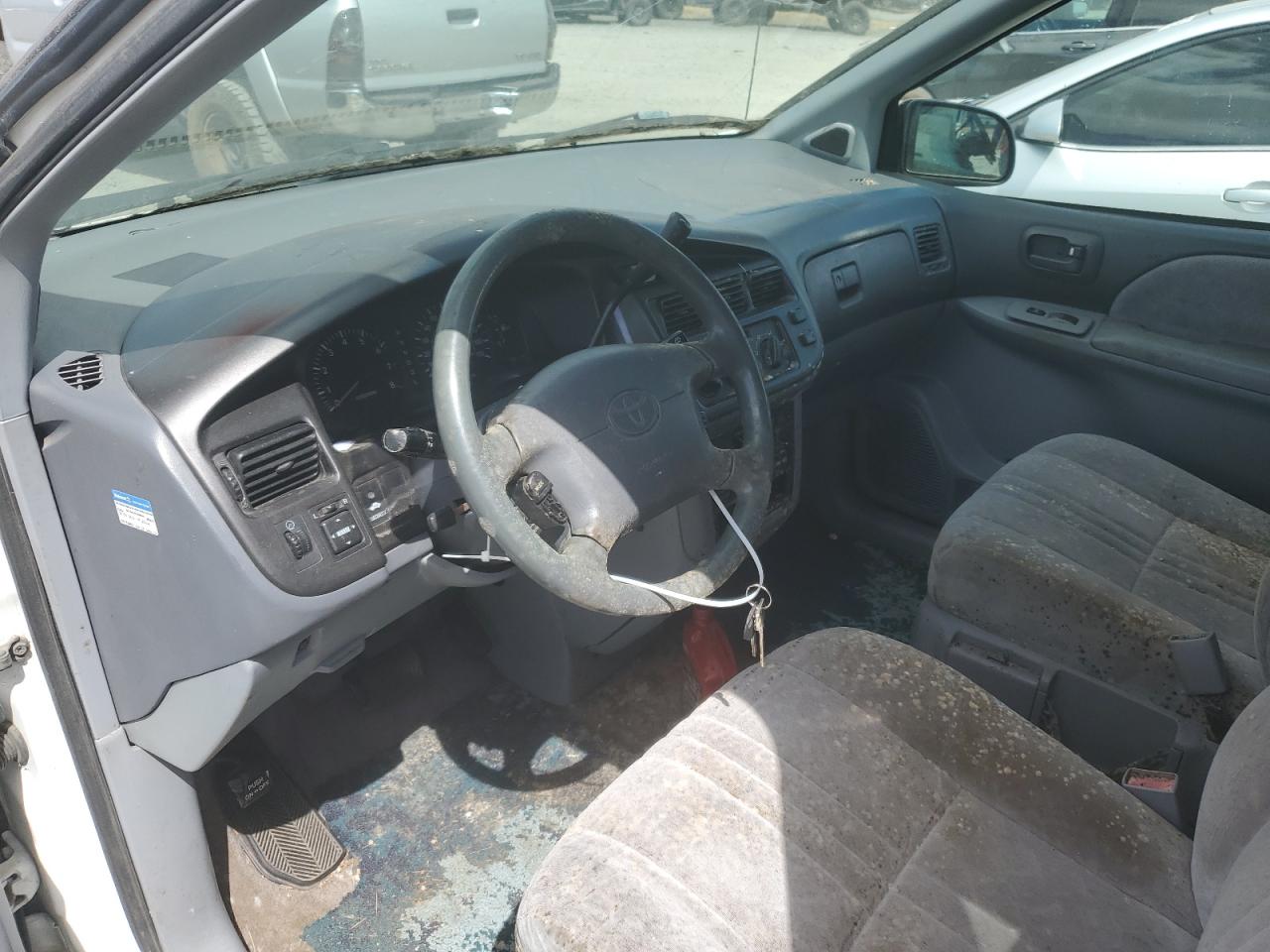 1999 Toyota Sienna Le VIN: 4T3ZF13C8XU112231 Lot: 66820984