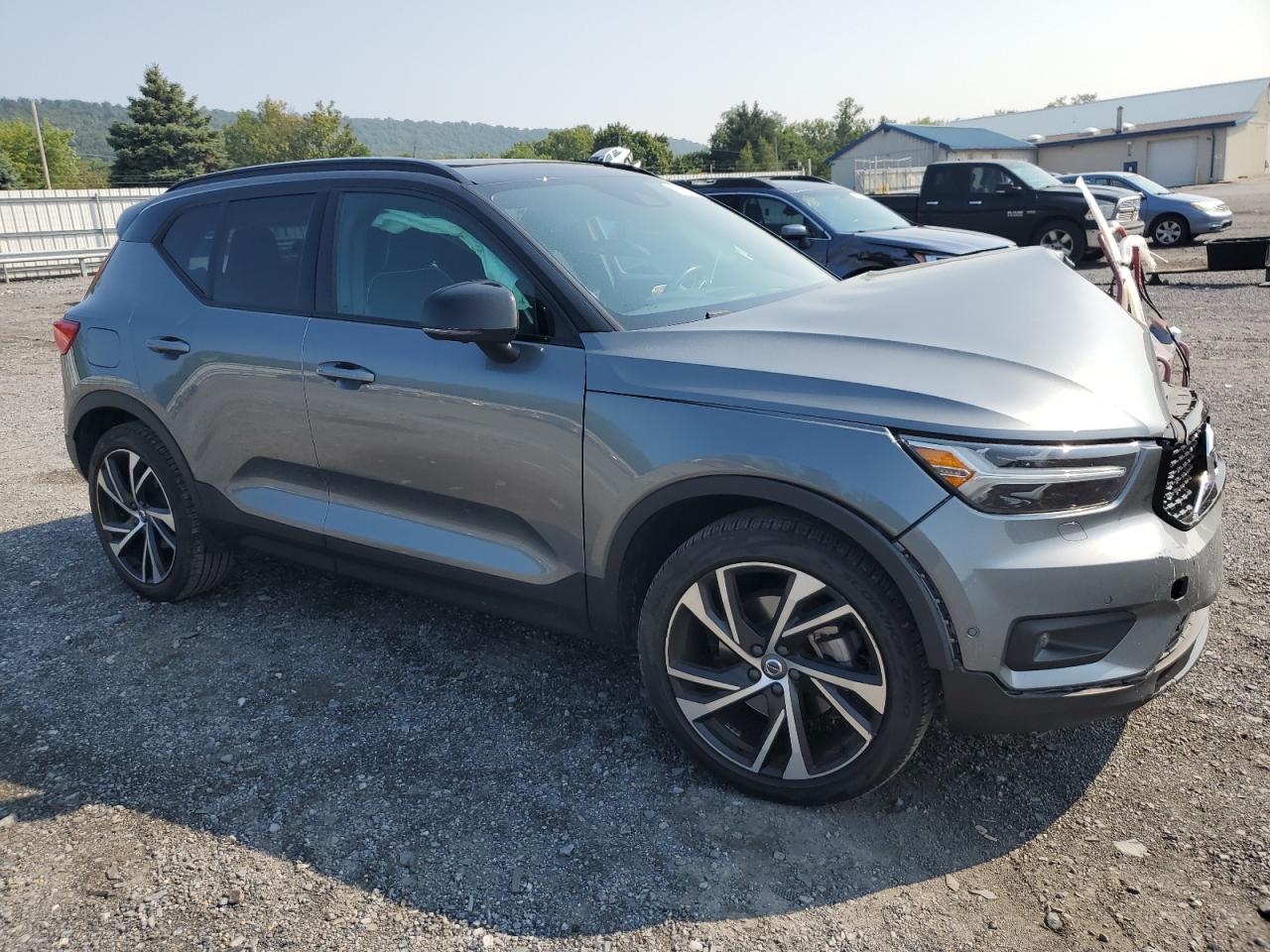 2019 Volvo Xc40 T5 R-Design VIN: YV4162UM2K2102562 Lot: 65764764