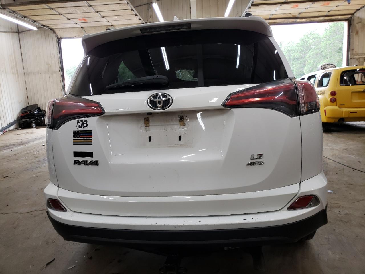 2018 Toyota Rav4 Le VIN: 2T3BFREV8JW777247 Lot: 68667164