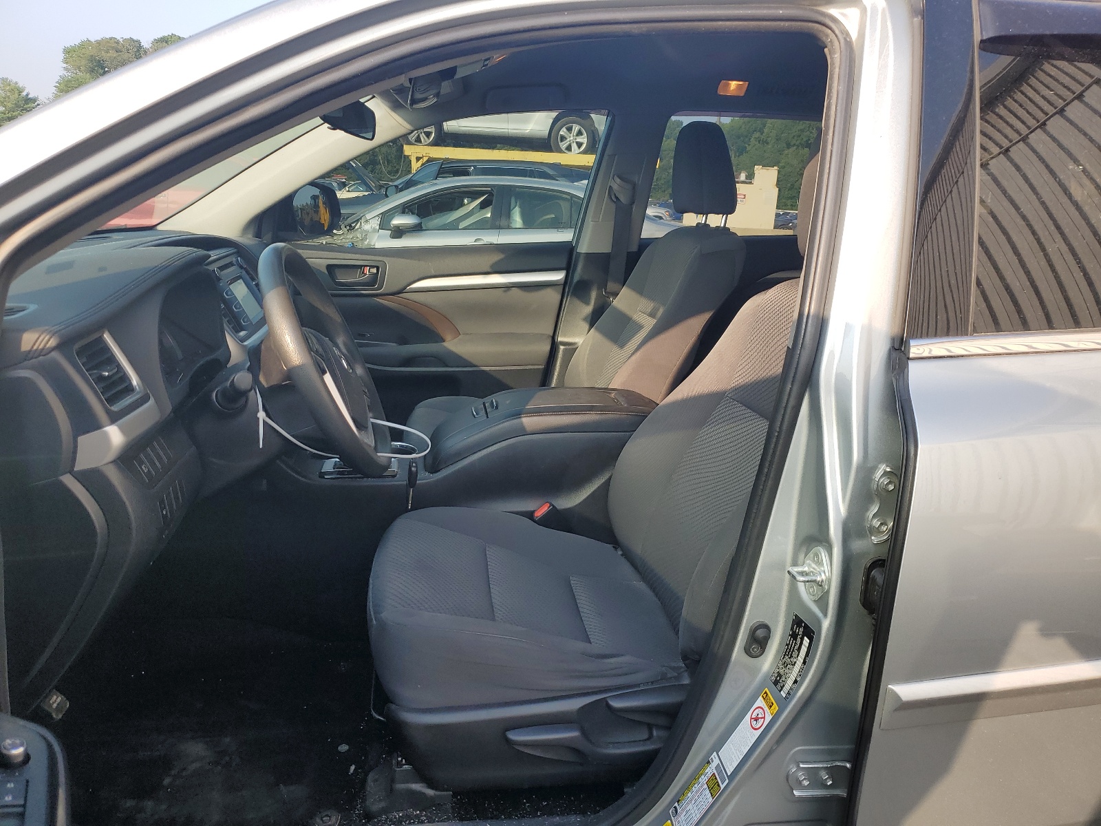 5TDZARFH8KS055673 2019 Toyota Highlander Le