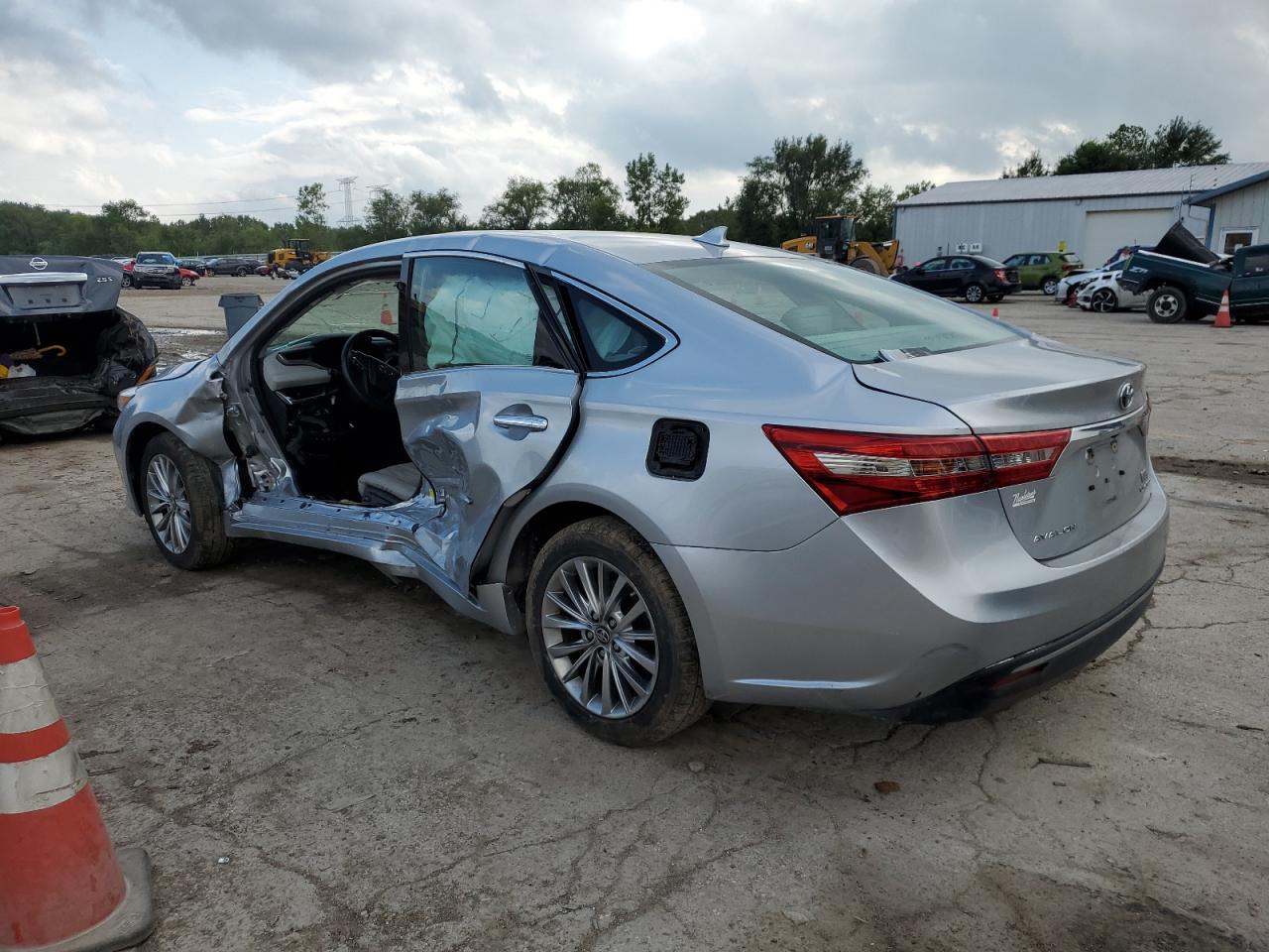 4T1BD1EBXJU061648 2018 TOYOTA AVALON - Image 2