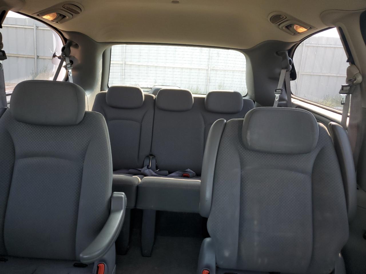 2007 Chrysler Town & Country - Image 10