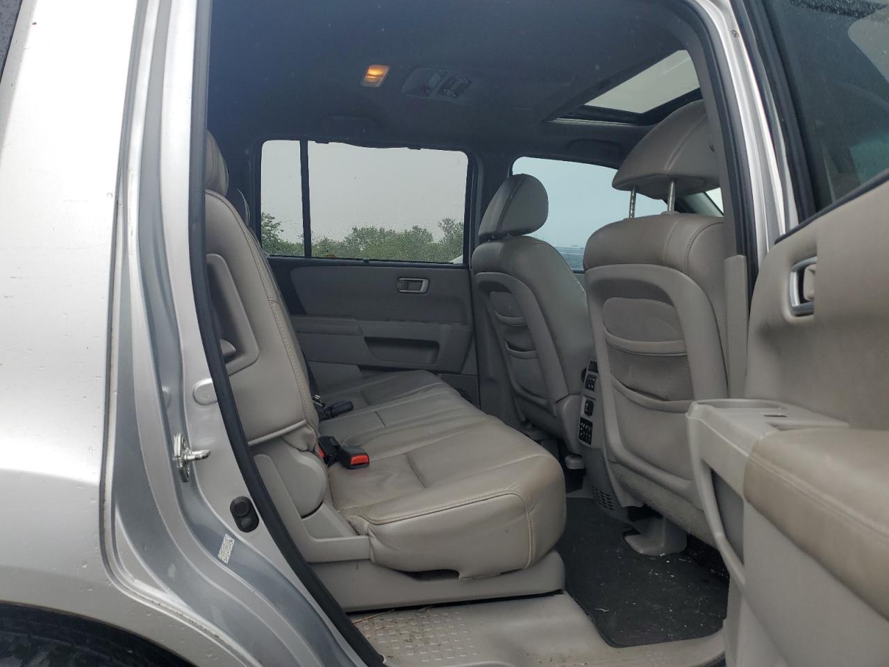 2010 Honda Pilot Touring VIN: 5FNYF4H92AB008275 Lot: 66695314