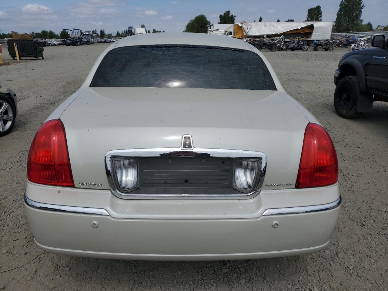 2005 Lincoln Town Car Signature Limited VIN: 1LNHM82W25Y628864 Lot: 66852434