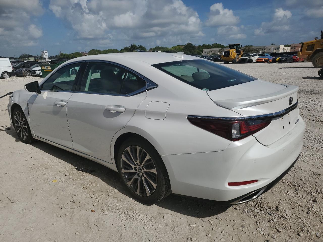 58ADZ1B12MU109856 2021 LEXUS ES - Image 2