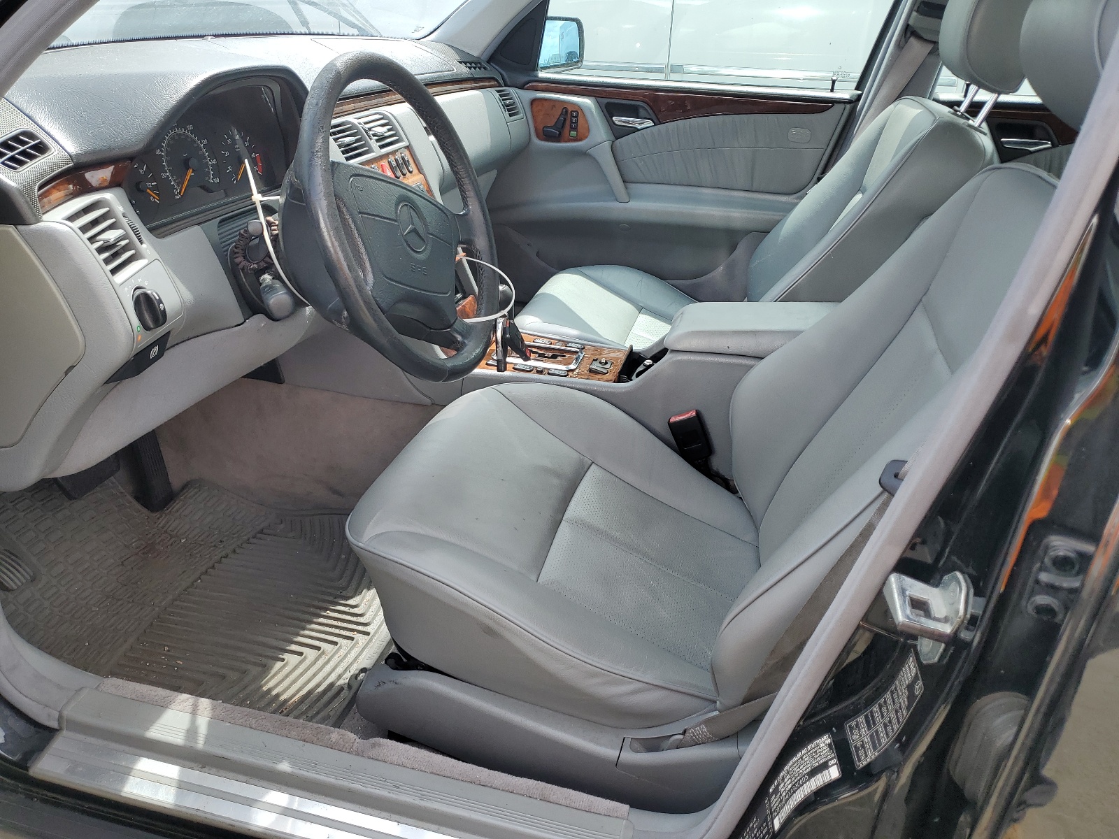 WDBJF65H4XA930605 1999 Mercedes-Benz E 320