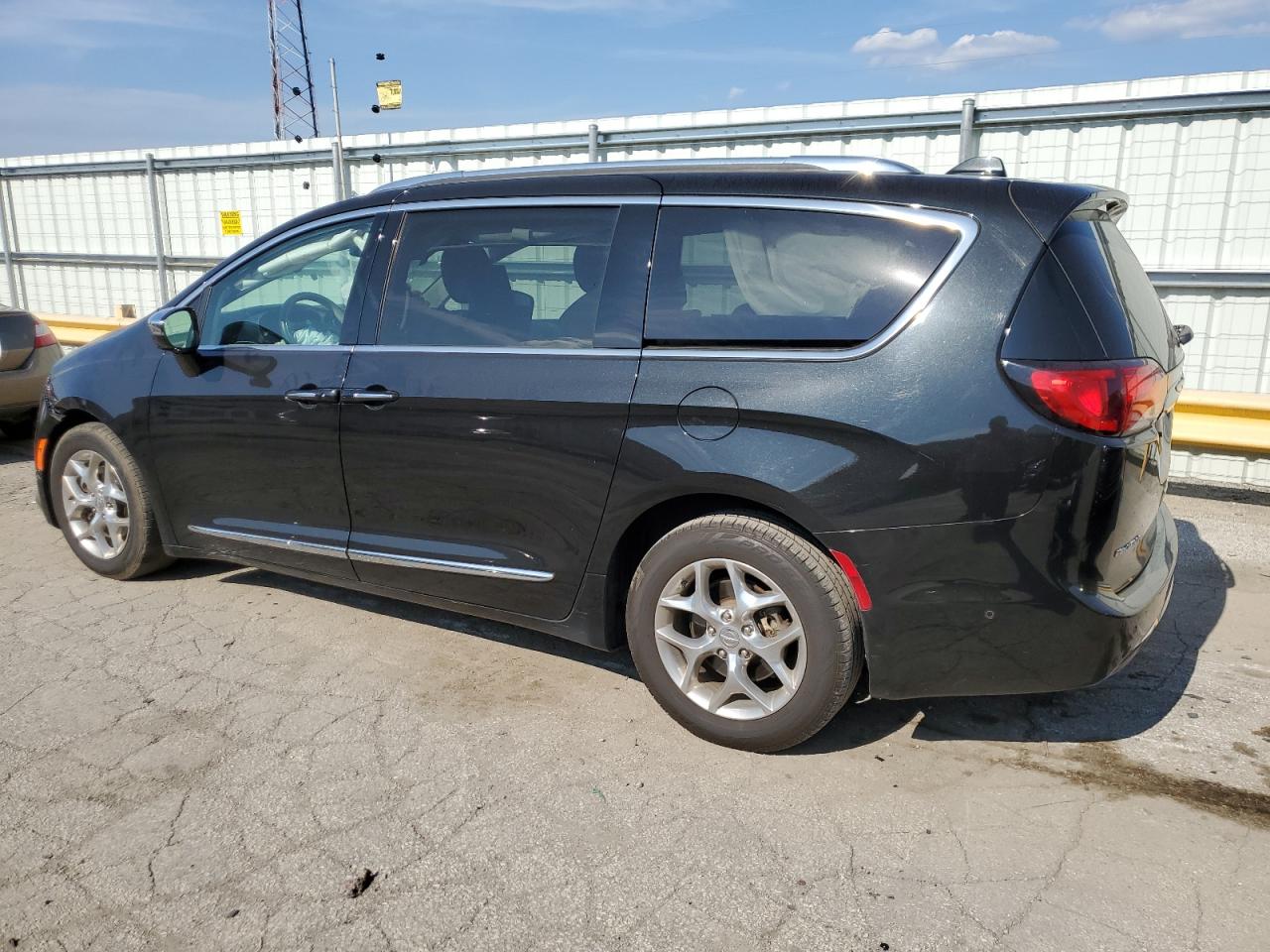 2C4RC1GG6JR154906 2018 CHRYSLER PACIFICA - Image 2