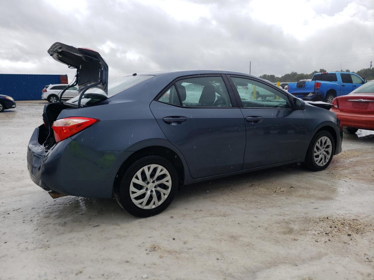 VIN 2T1BURHE6JC107210 2018 TOYOTA COROLLA no.3