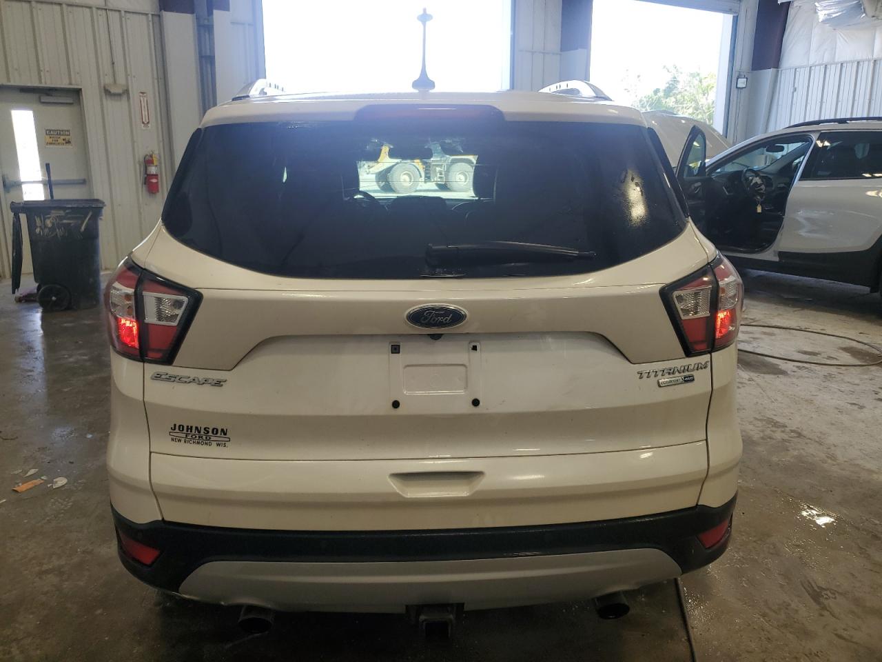 1FMCU9J98JUB13512 2018 Ford Escape Titanium