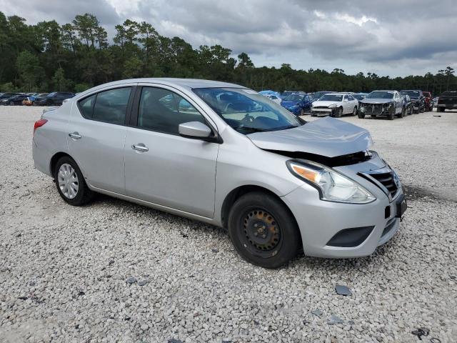  NISSAN VERSA 2017 Srebrny