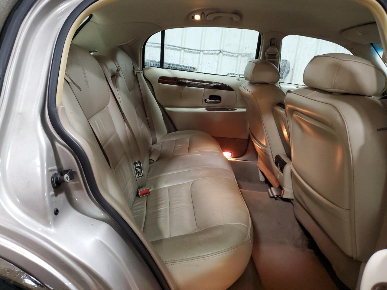 2001 Lincoln Town Car Signature VIN: 1LNHM82W11Y620734 Lot: 65324824