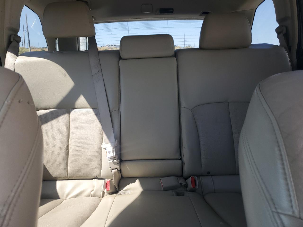 2011 Subaru Outback - Image 10