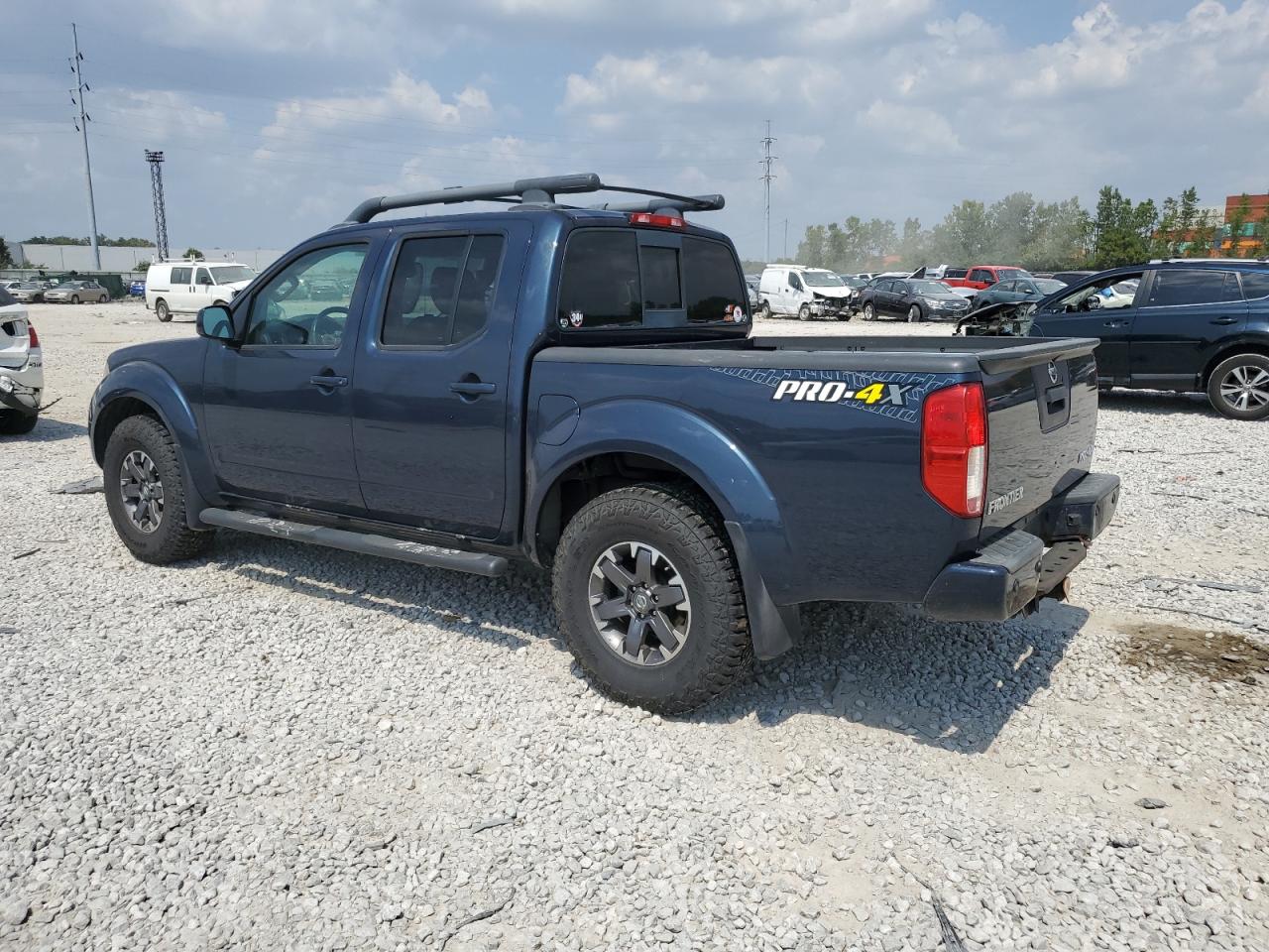 1N6AD0EV3FN767668 2015 NISSAN NAVARA - Image 2