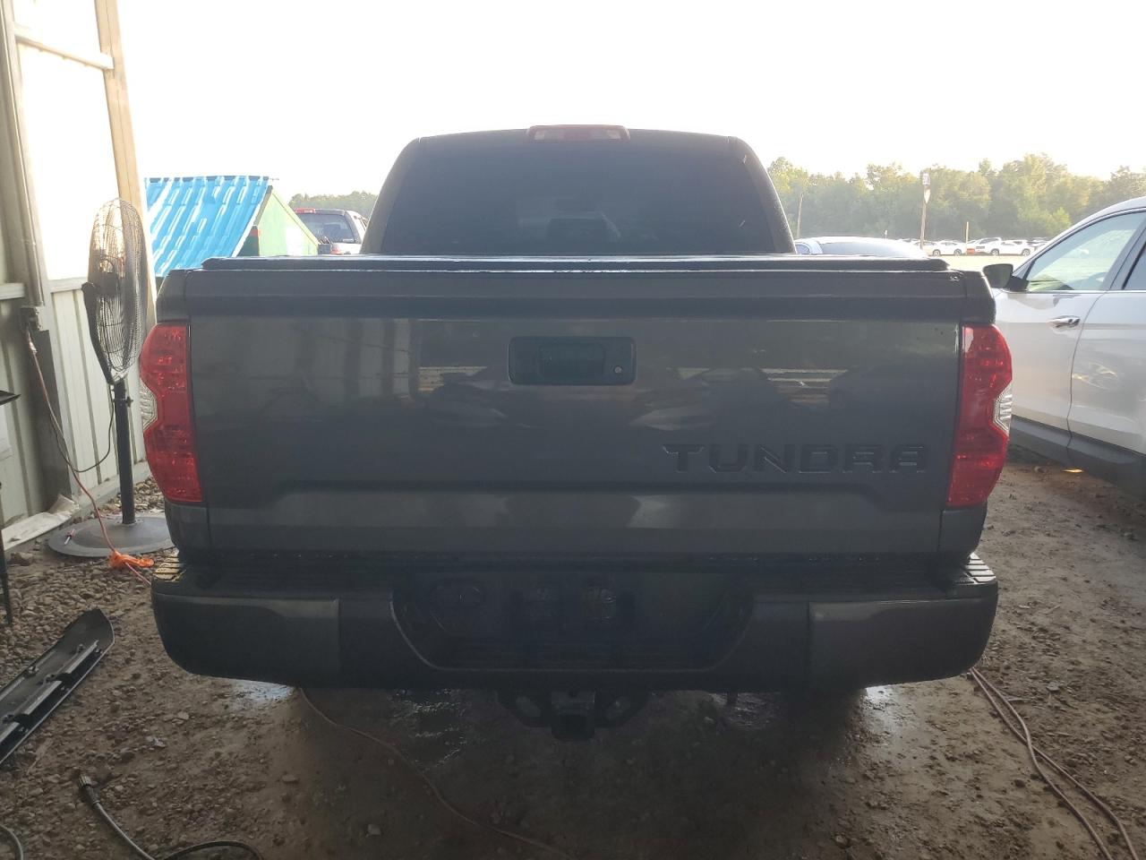 5TFDW5F19JX737395 2018 Toyota Tundra Crewmax Sr5