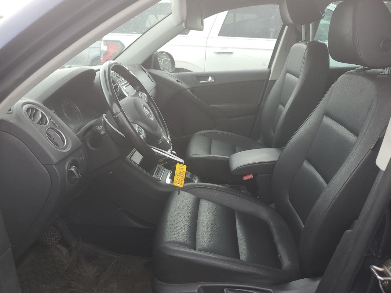 WVGBV7AX8FW608638 2015 Volkswagen Tiguan S