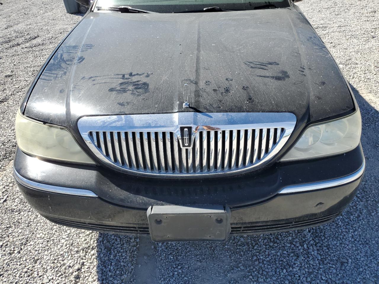 2011 Lincoln Town Car - Image 13