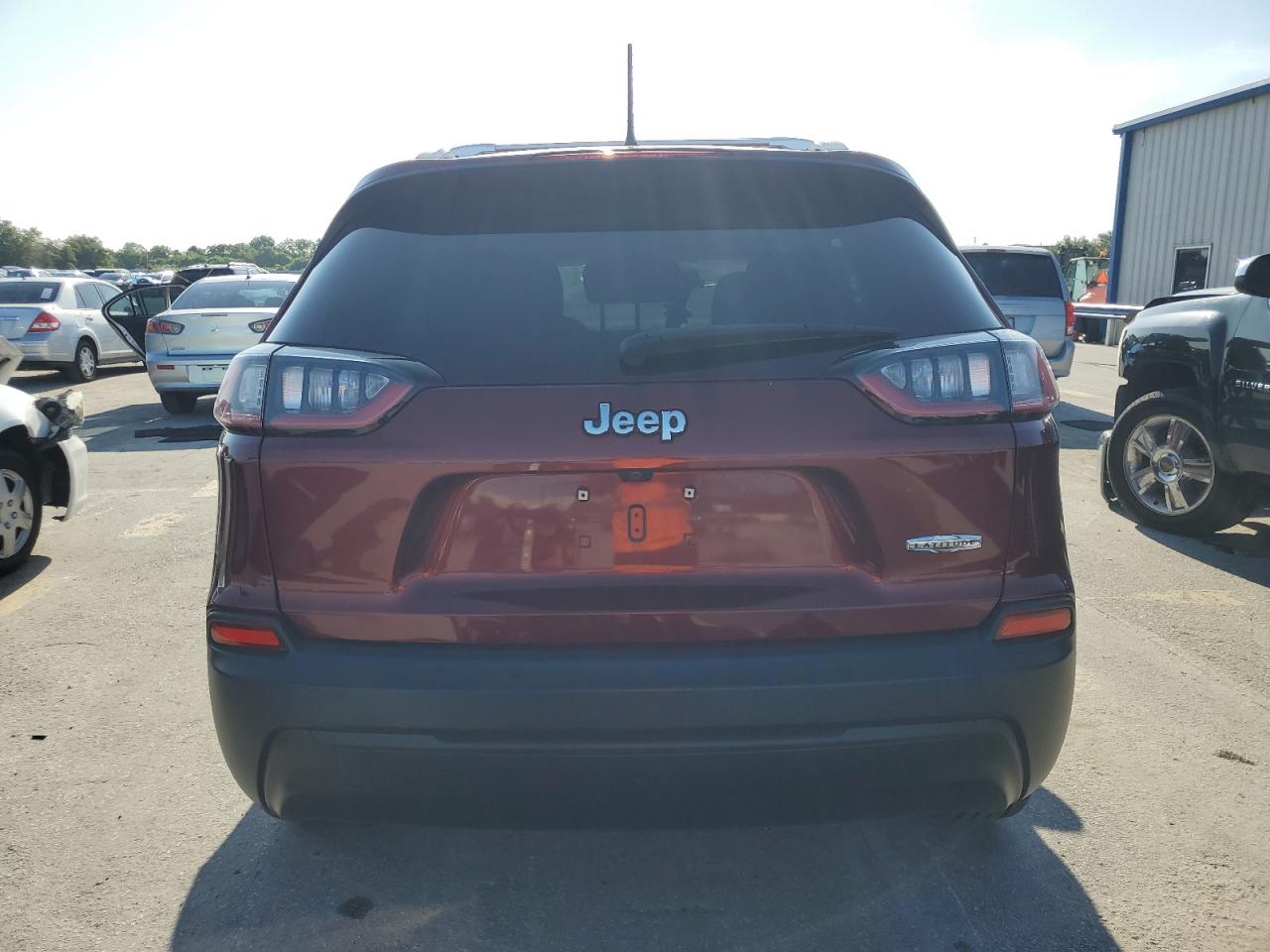 1C4PJLCB4KD392745 2019 Jeep Cherokee Latitude