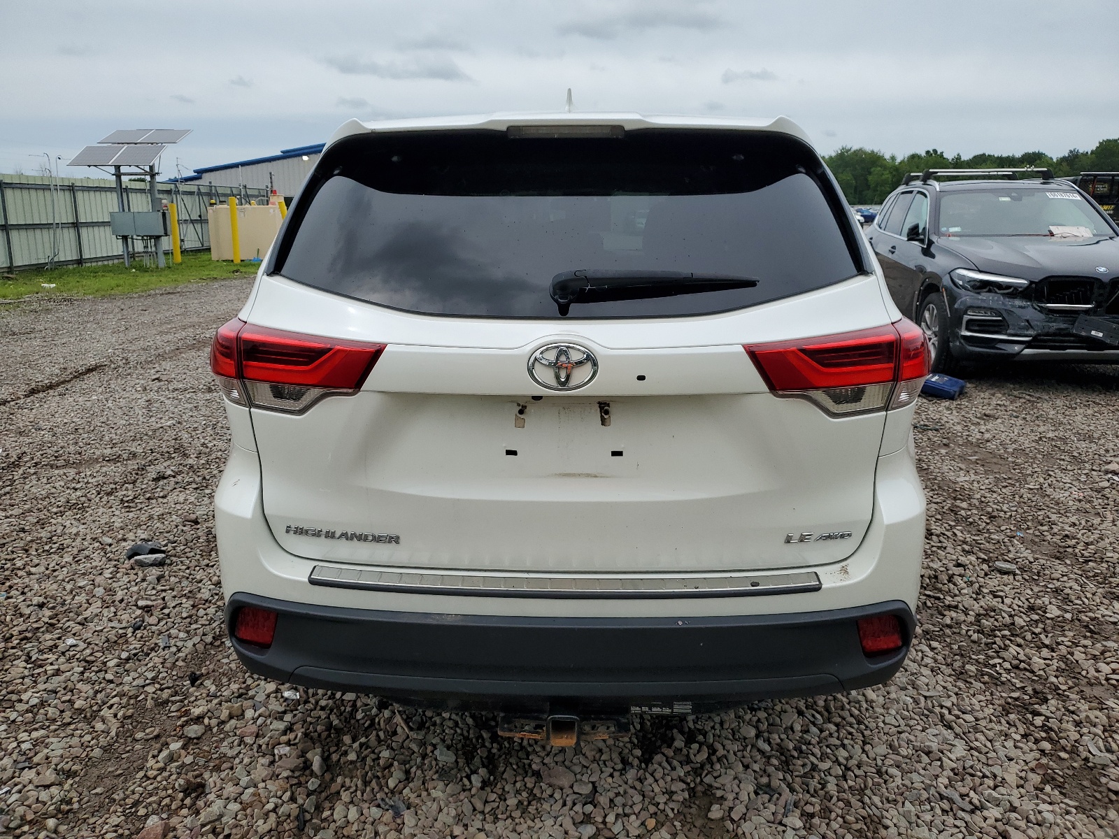 5TDBZRFH9JS875575 2018 Toyota Highlander Le