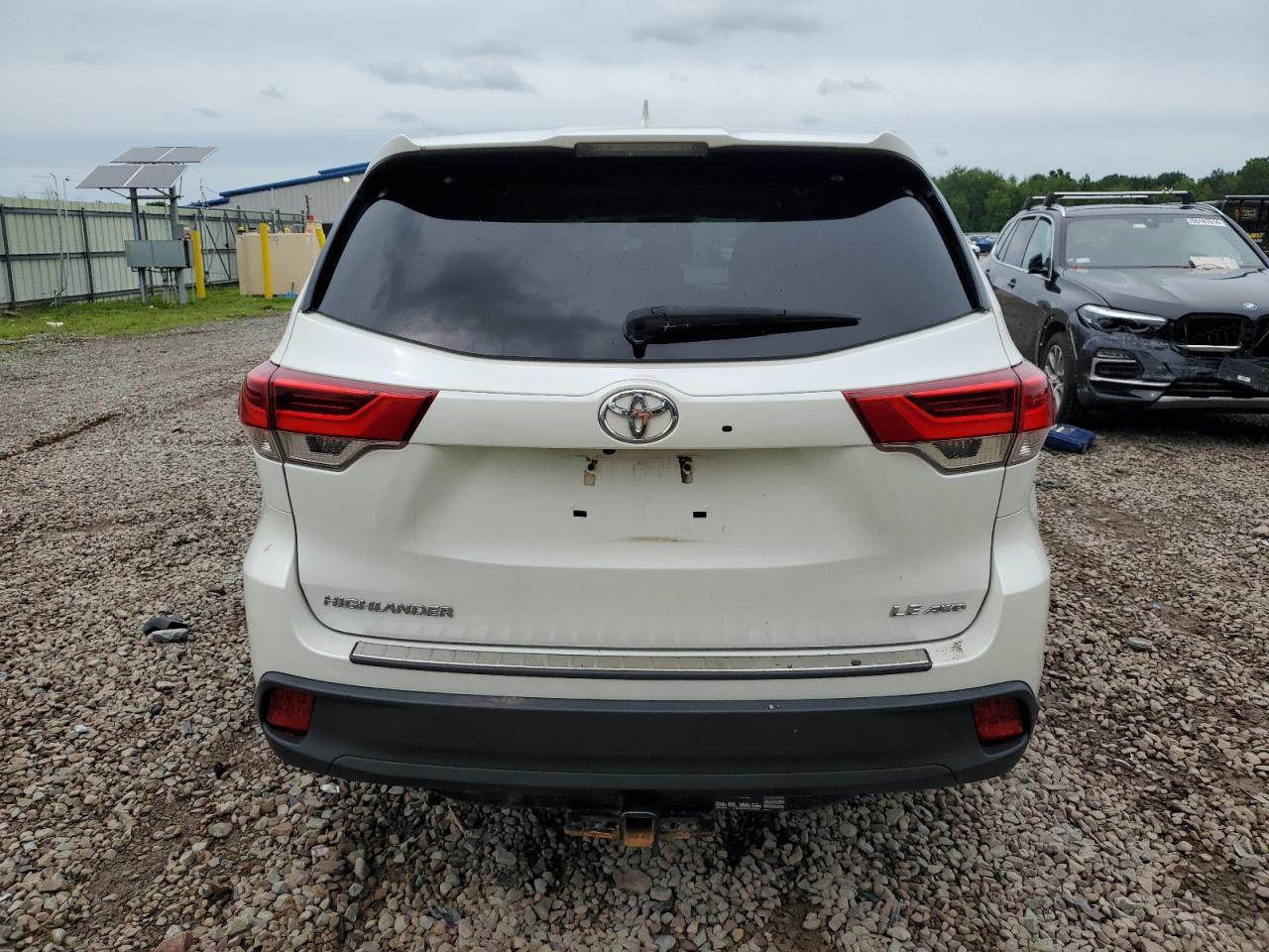 2018 Toyota Highlander Le VIN: 5TDBZRFH9JS875575 Lot: 64829804