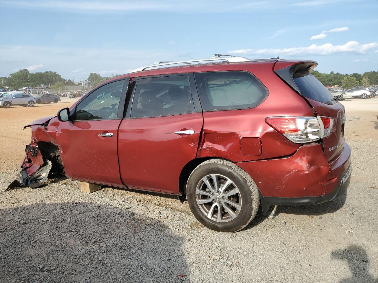 2015 Nissan Pathfinder - Image 2
