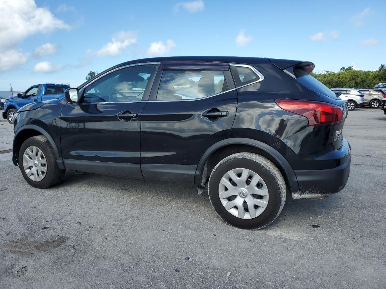 JN1BJ1CP1JW154156 2018 NISSAN ROGUE - Image 2