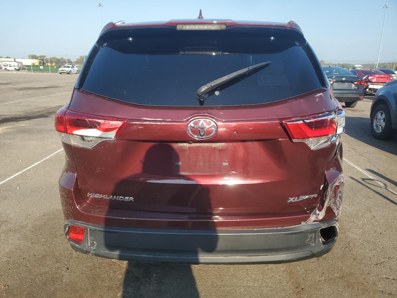 5TDJZRFH4JS835061 2018 Toyota Highlander Se