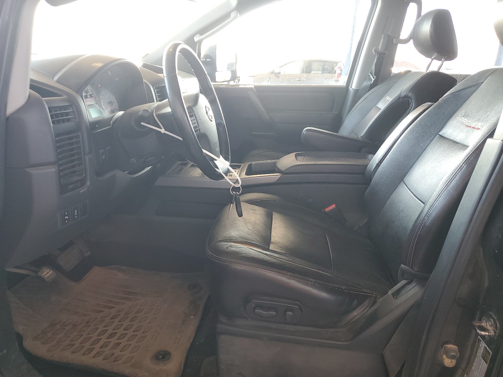 1N6BA0EC2BN300084 2011 Nissan Titan S