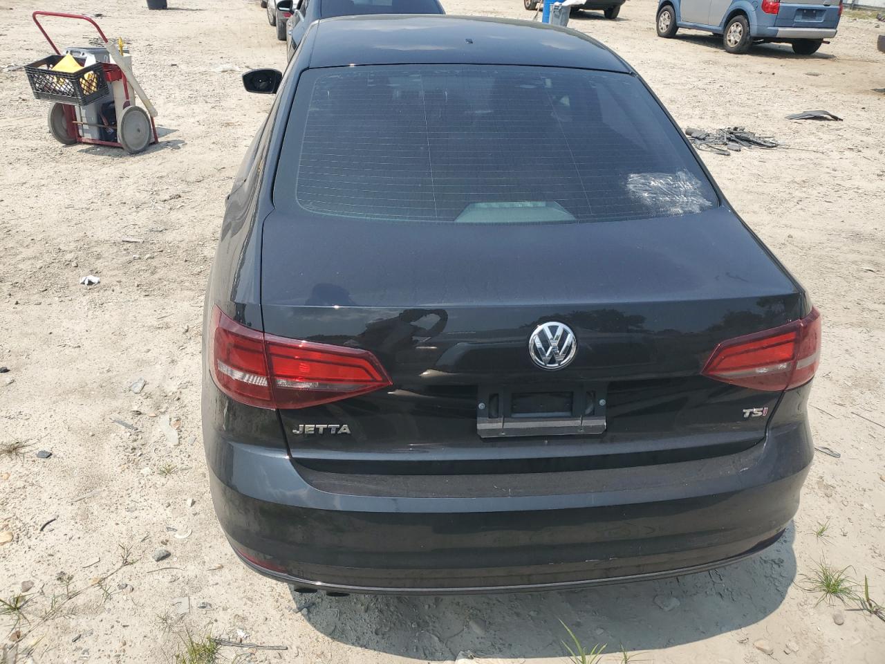 3VWDB7AJ8JM211048 2018 Volkswagen Jetta Se