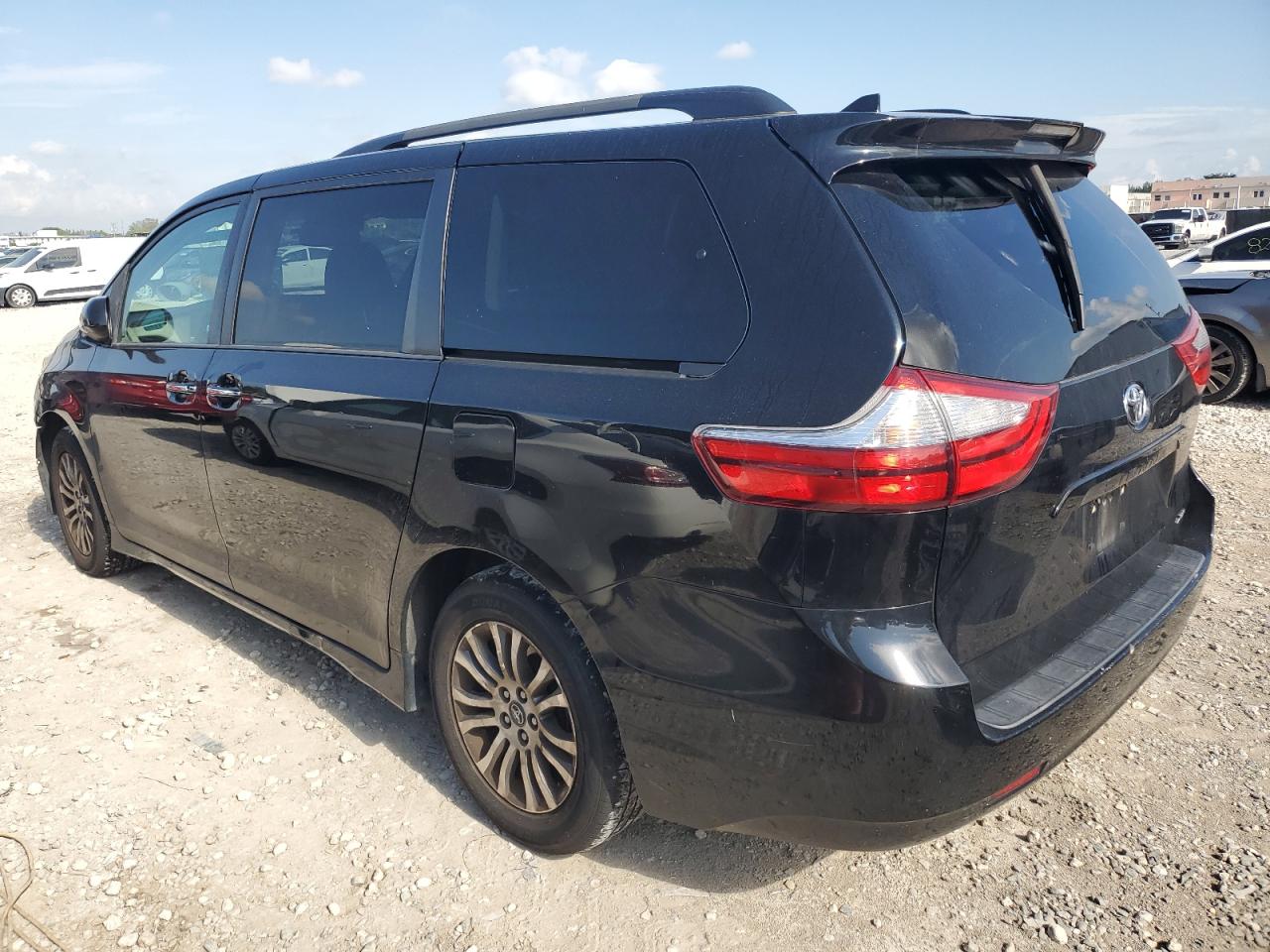 5TDYZ3DCXJS926029 2018 TOYOTA SIENNA - Image 2