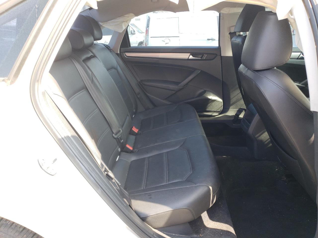 2015 Volkswagen Passat - Image 10