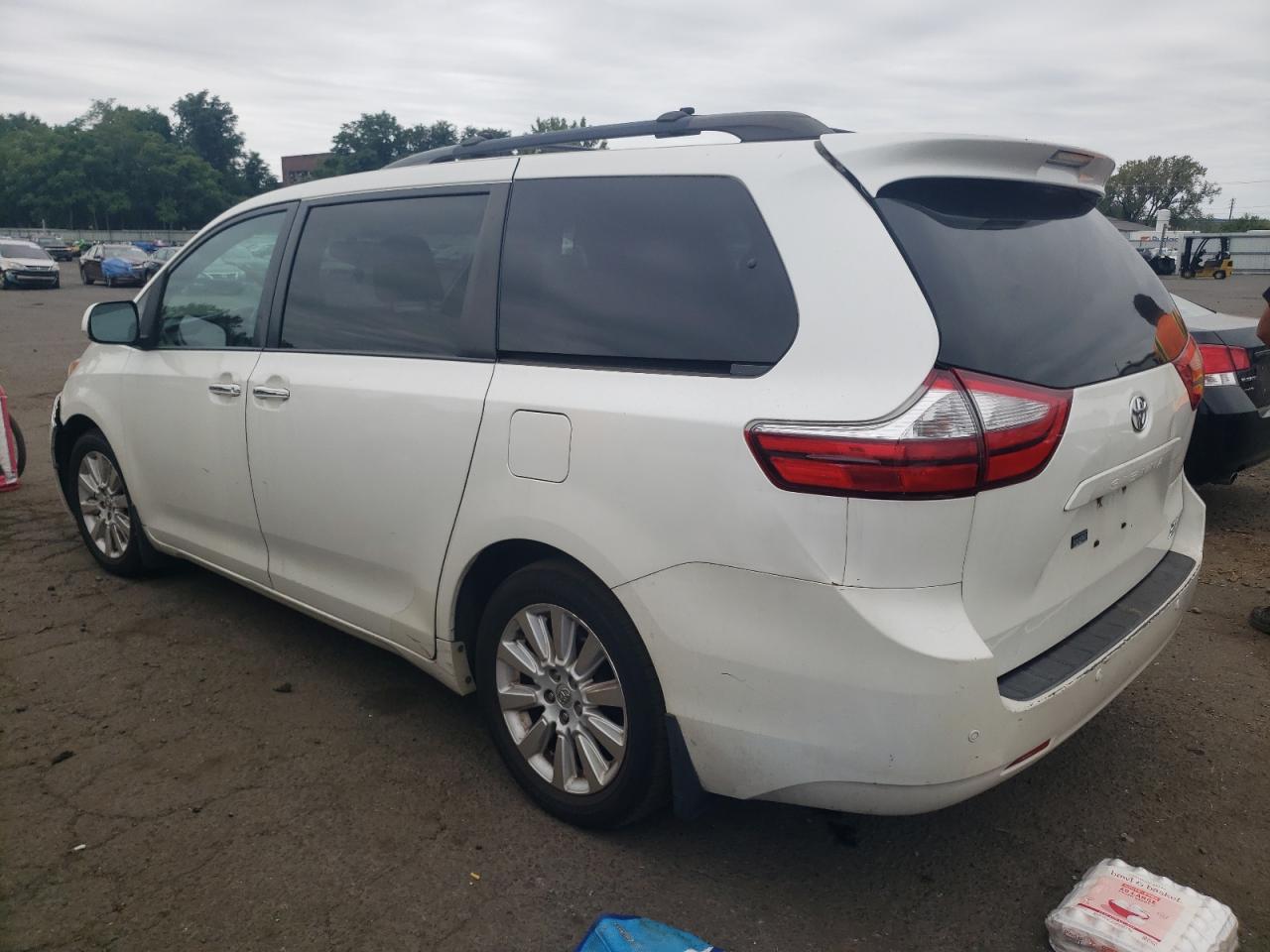 5TDDK3DC1FS102284 2015 TOYOTA SIENNA - Image 2