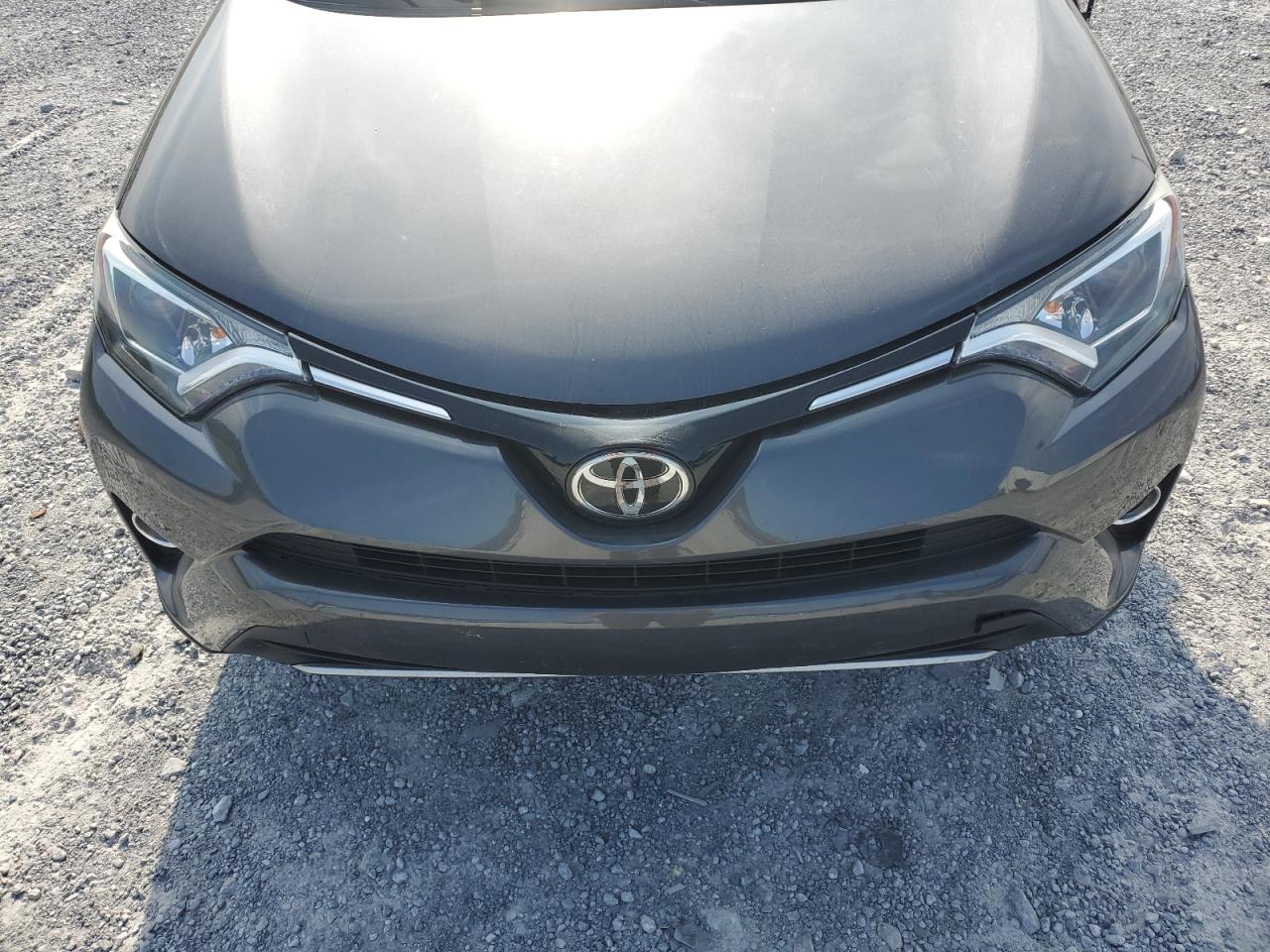 2T3WFREV4HW403987 2017 Toyota Rav4 Xle