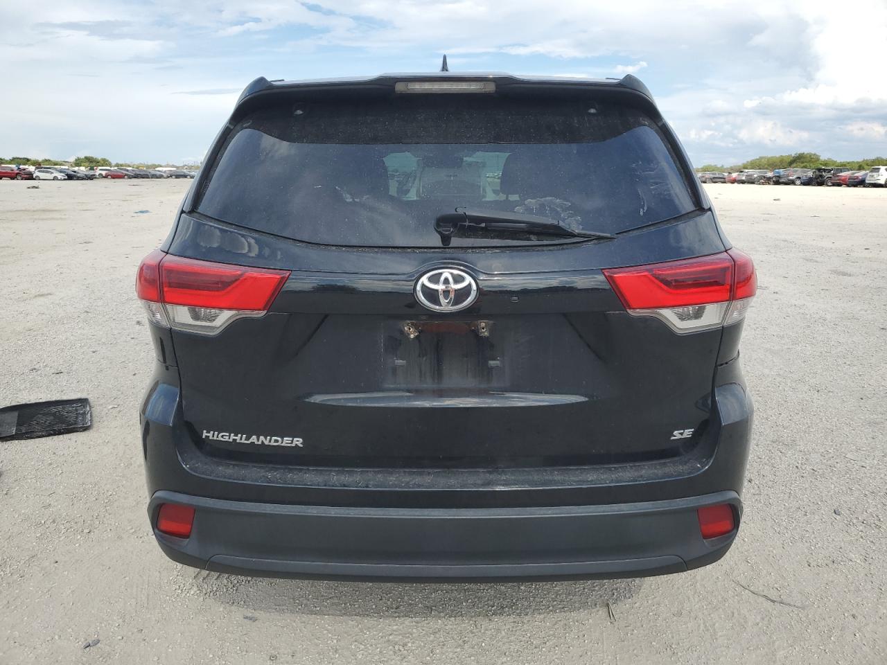 5TDKZRFH1HS219672 2017 Toyota Highlander Se