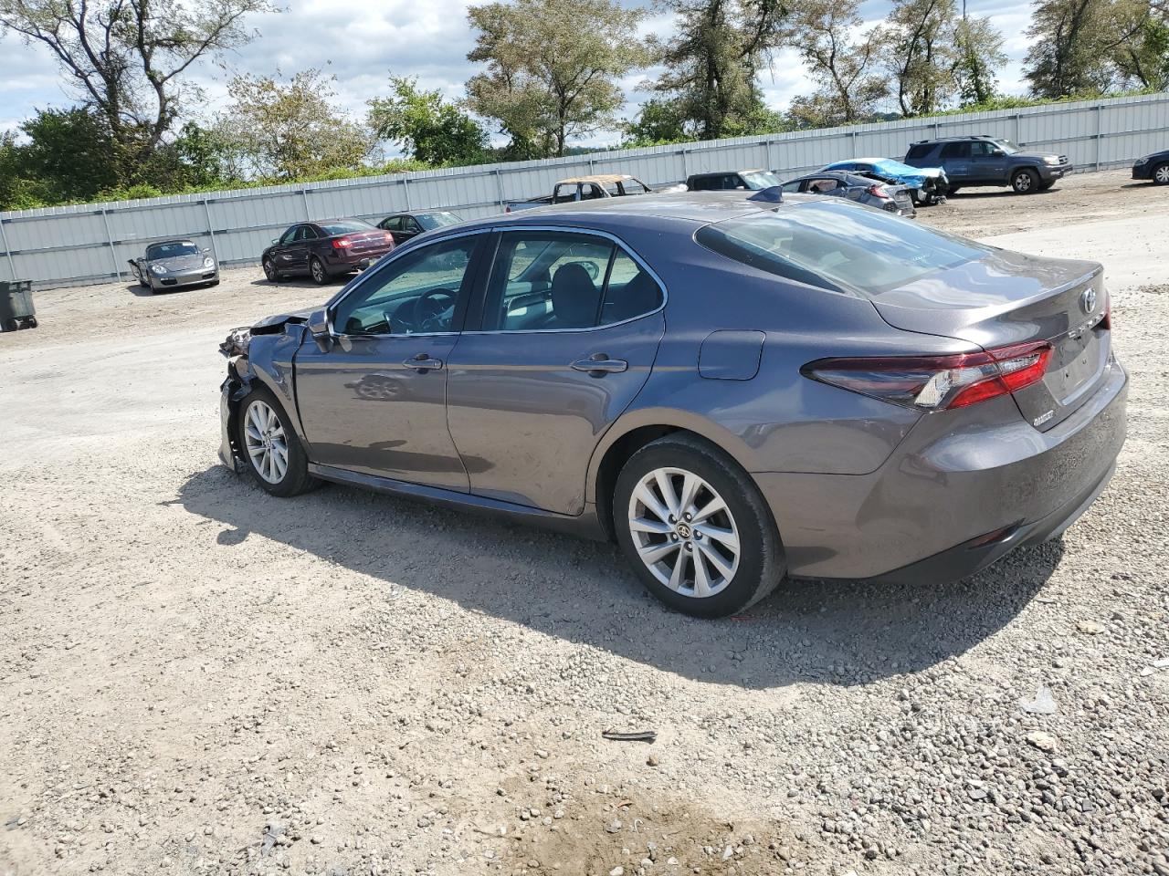 4T1C11BK2NU052336 2022 TOYOTA CAMRY - Image 2