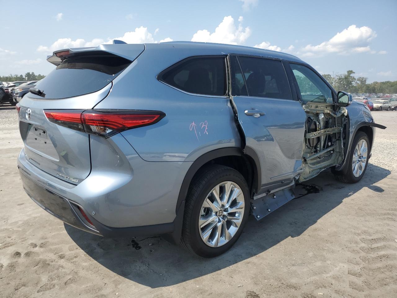 5TDKDRBH6PS015971 Toyota Highlander  3