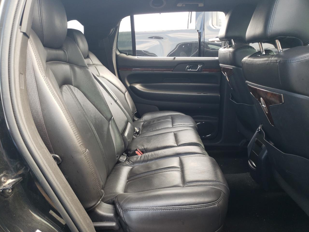 2015 Lincoln MKT - Image 11