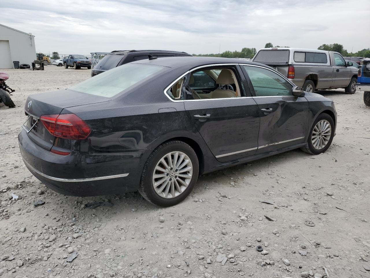 2017 Volkswagen Passat - Image 3
