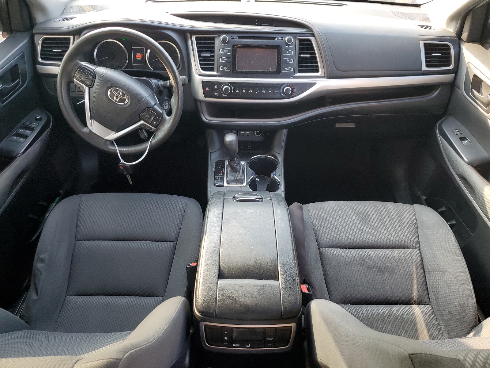 5TDZARFH8KS055673 2019 Toyota Highlander Le