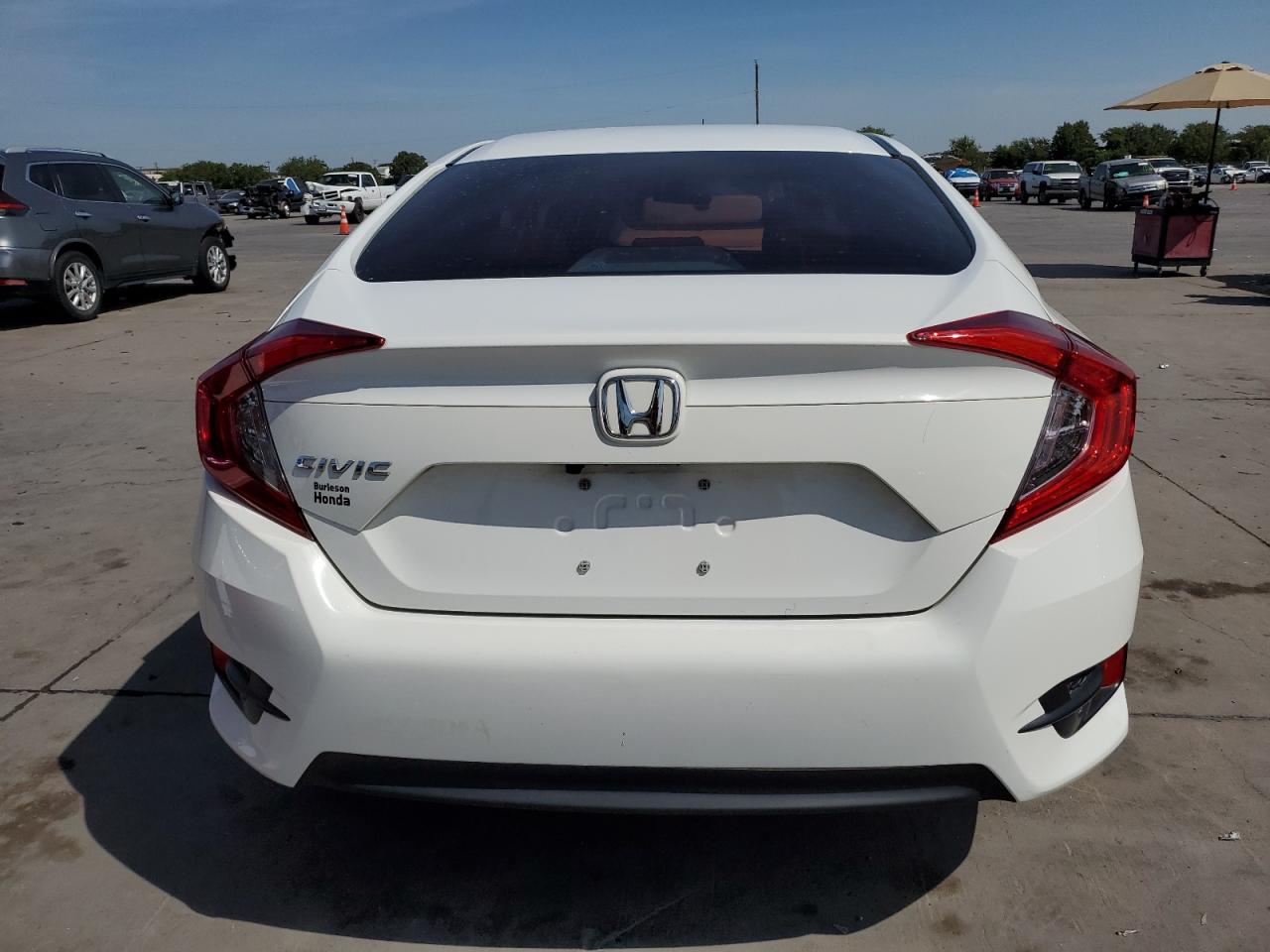 2HGFC2F52JH573884 2018 Honda Civic Lx