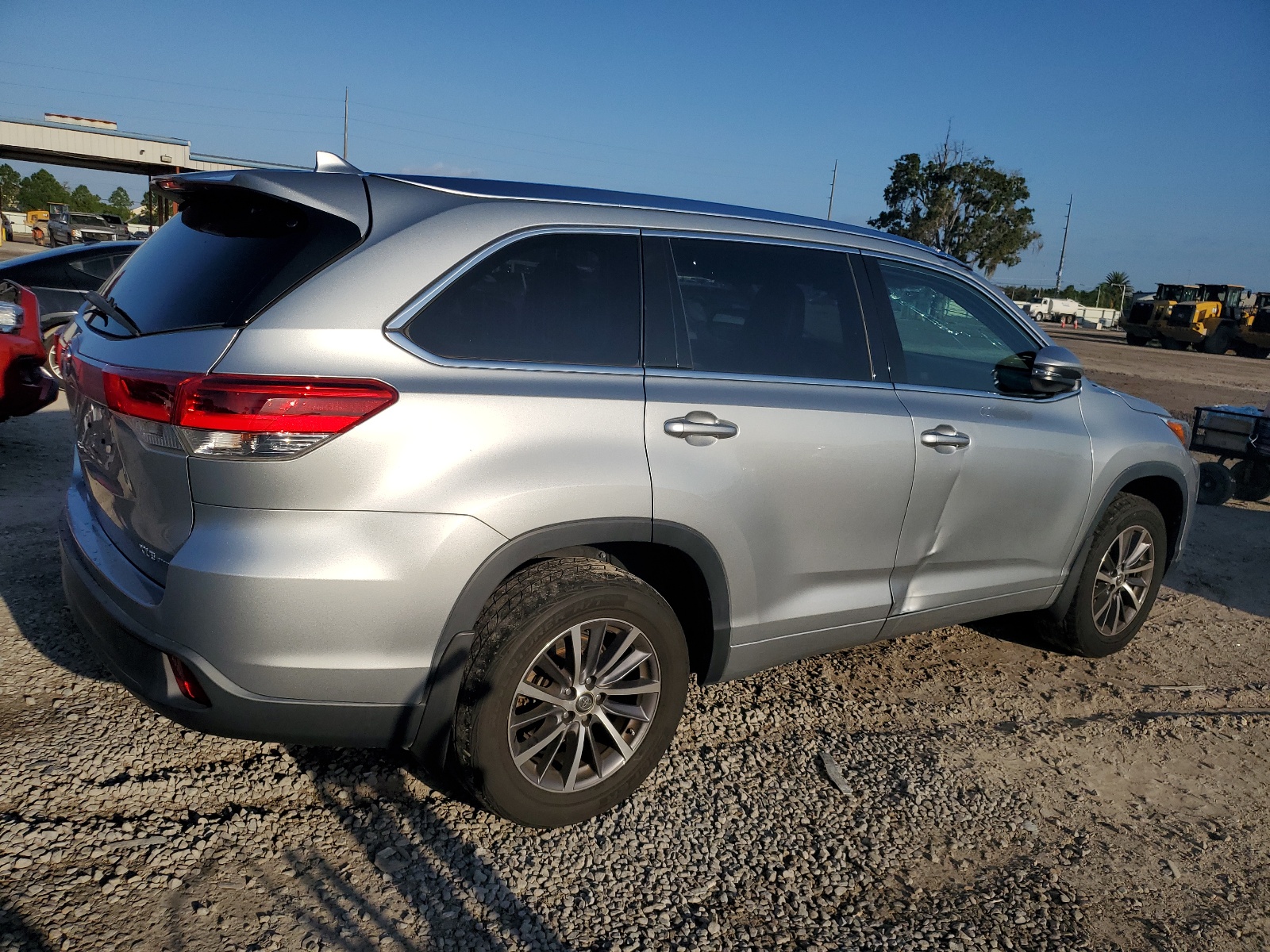 5TDJZRFH6JS550815 2018 Toyota Highlander Se