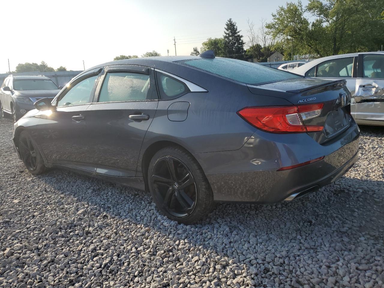 1HGCV1F32JA128176 2018 HONDA ACCORD - Image 2