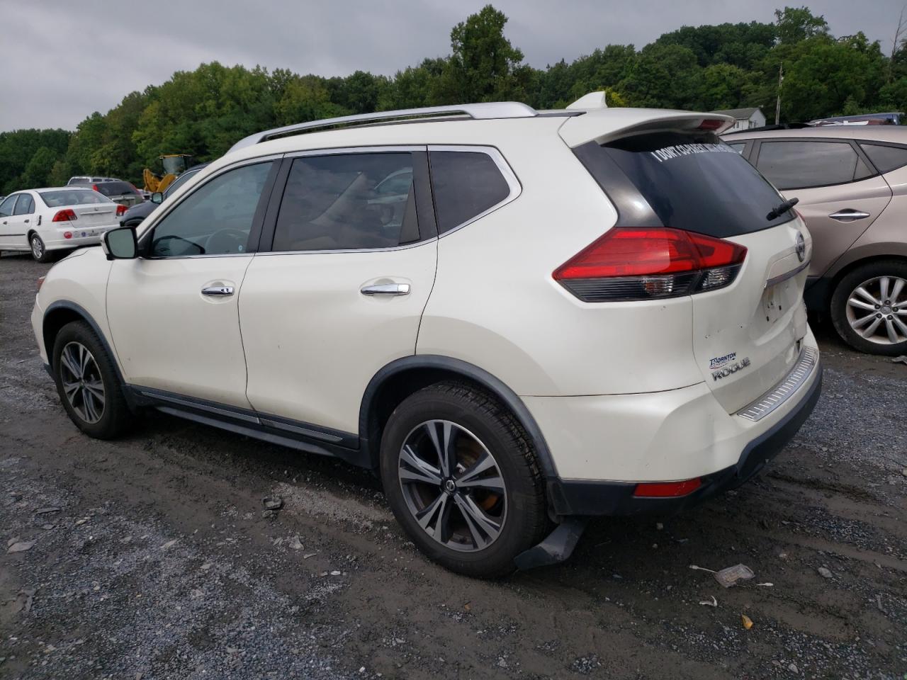 JN8AT2MV0HW009419 2017 NISSAN ROGUE - Image 2