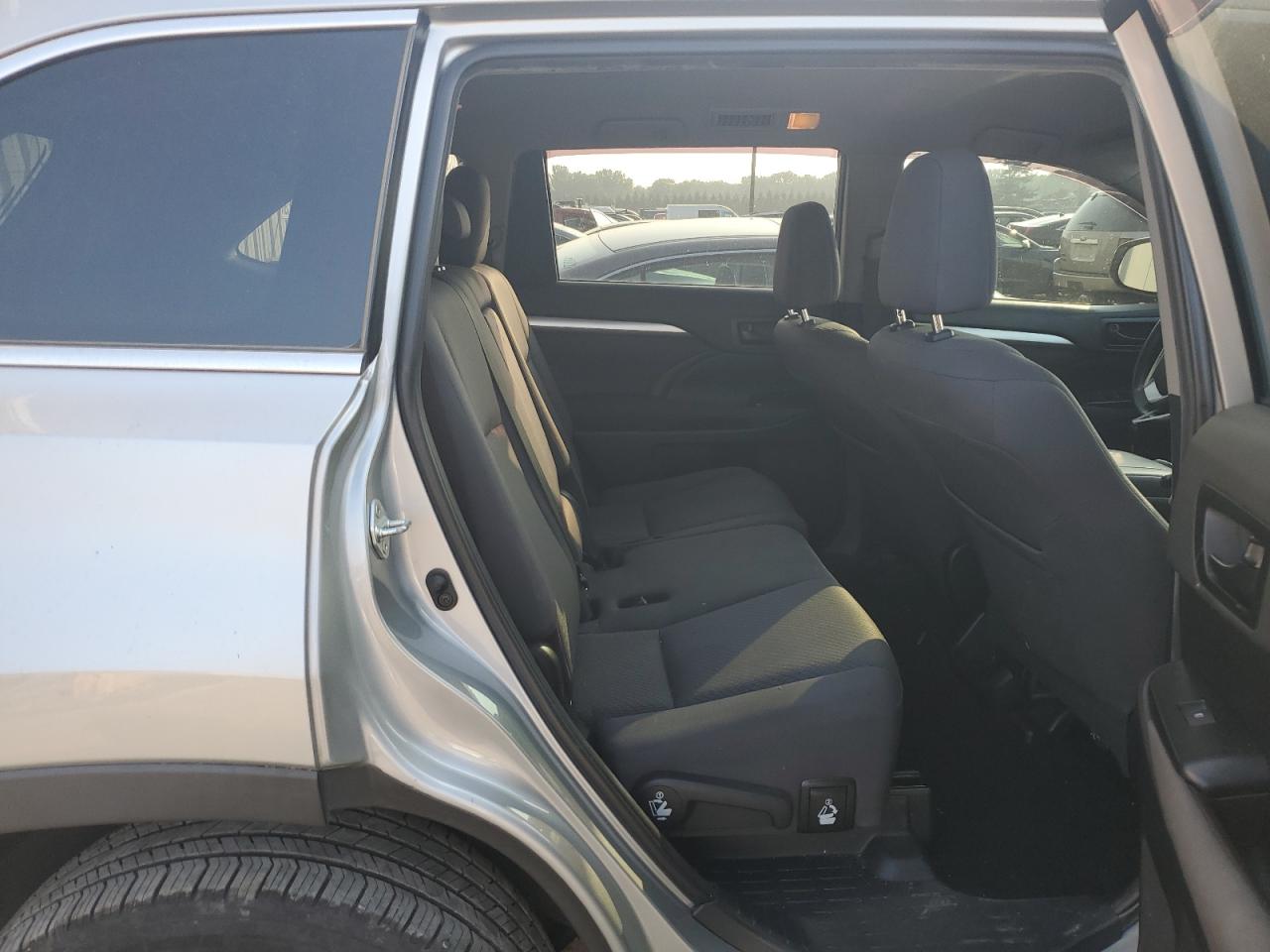 2019 Toyota Highlander Le VIN: 5TDZARFH8KS055673 Lot: 64692354