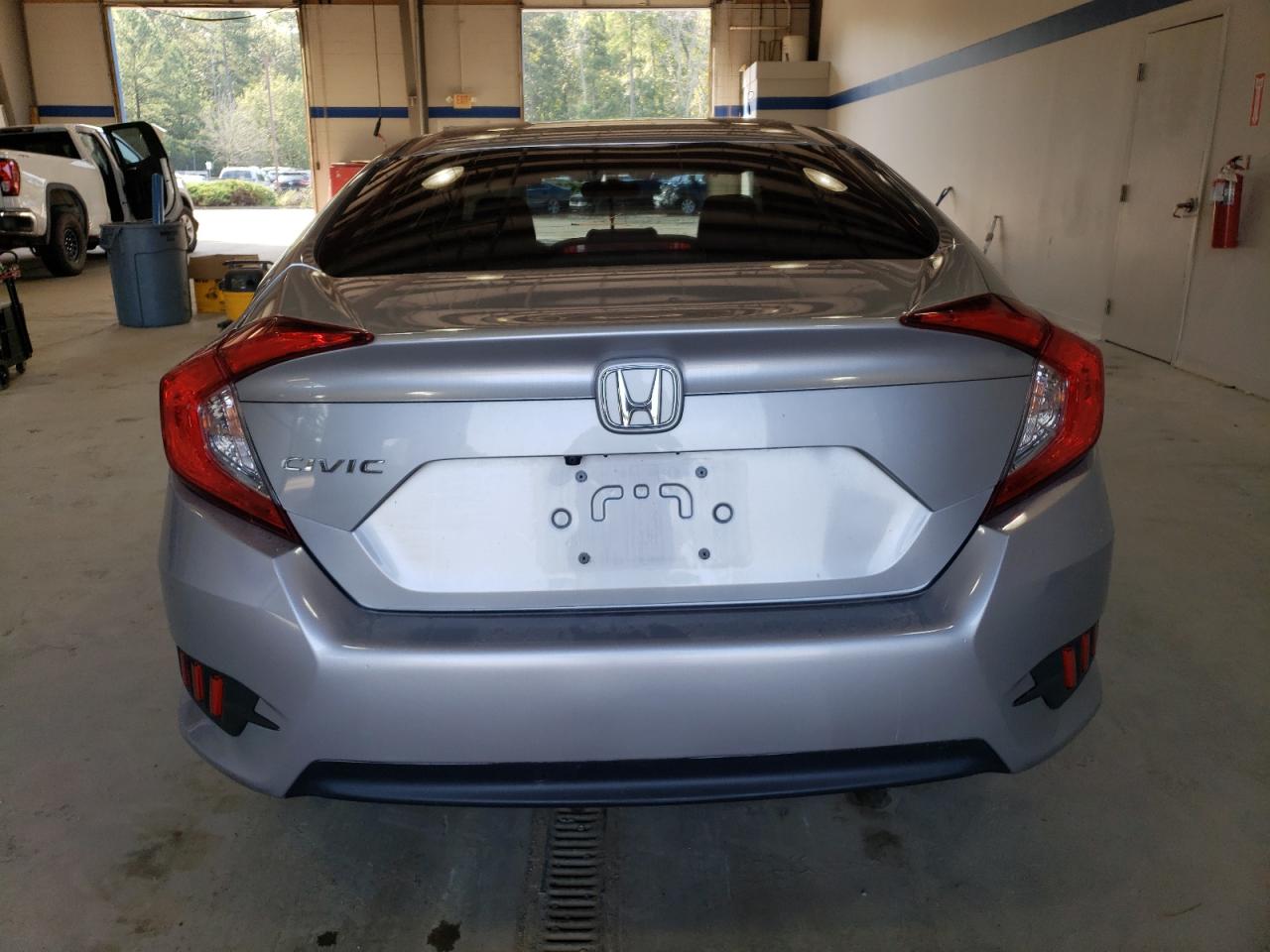 19XFC2F52JE039830 2018 Honda Civic Lx